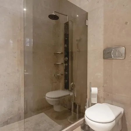 Luxury 4 Bedroom *