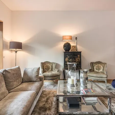 Luxury 4 Bedroom *