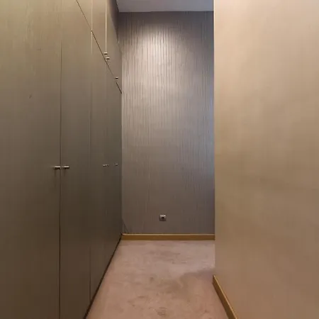 Luxury 4 Bedroom *